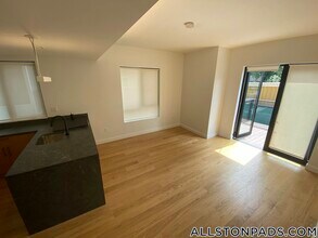 83 Gardner St, Unit 101 in Boston, MA - Foto de edificio - Building Photo