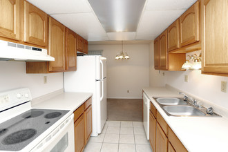 Colonial Crest Apartments in Muncie, IN - Building Photo - Interior Photo