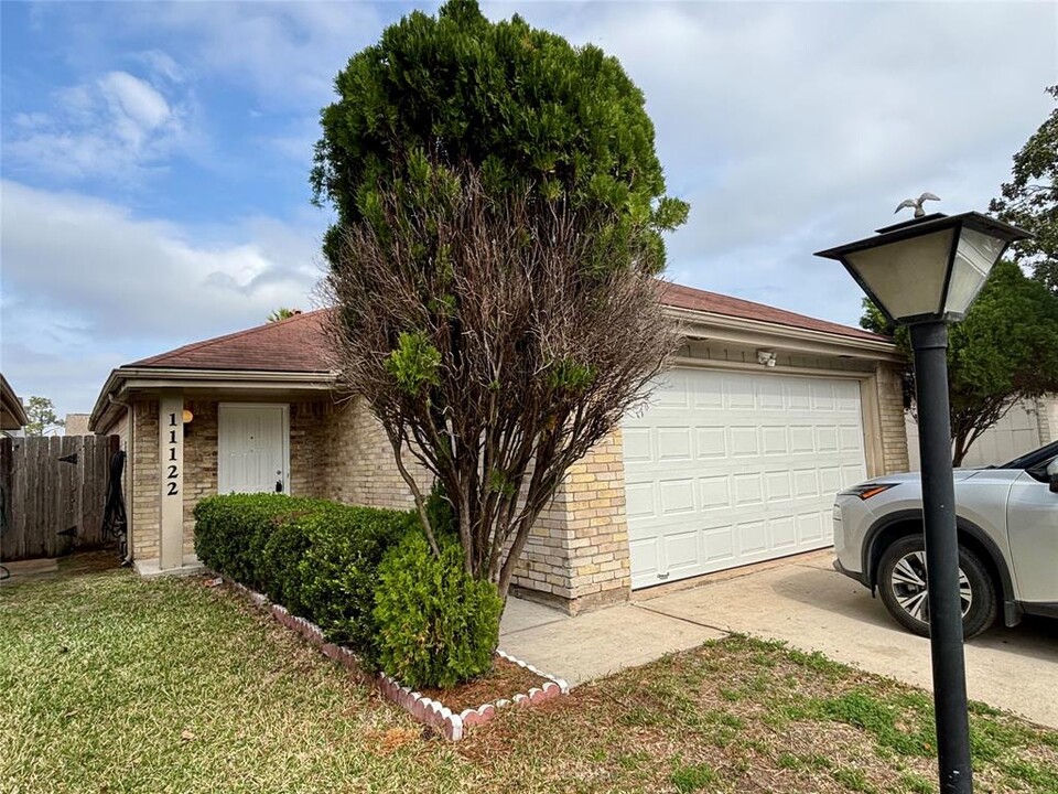 11122 High Star Dr in Houston, TX - Building Photo