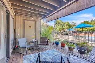 2474 Larkspur Ln in Sacramento, CA - Building Photo