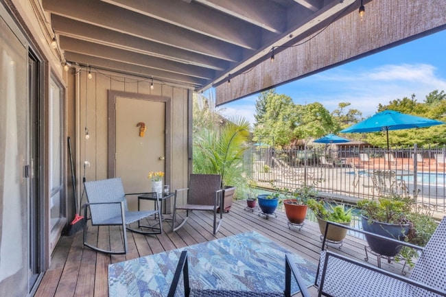 2474 Larkspur Ln