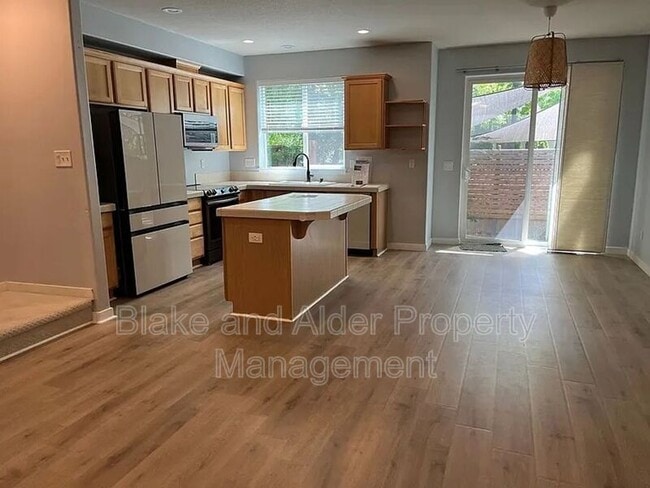 3624 E Oak Grv St in Newberg, OR - Building Photo - Building Photo