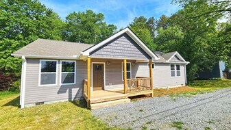 127 Hawthorne Dr in Brevard, NC - Building Photo