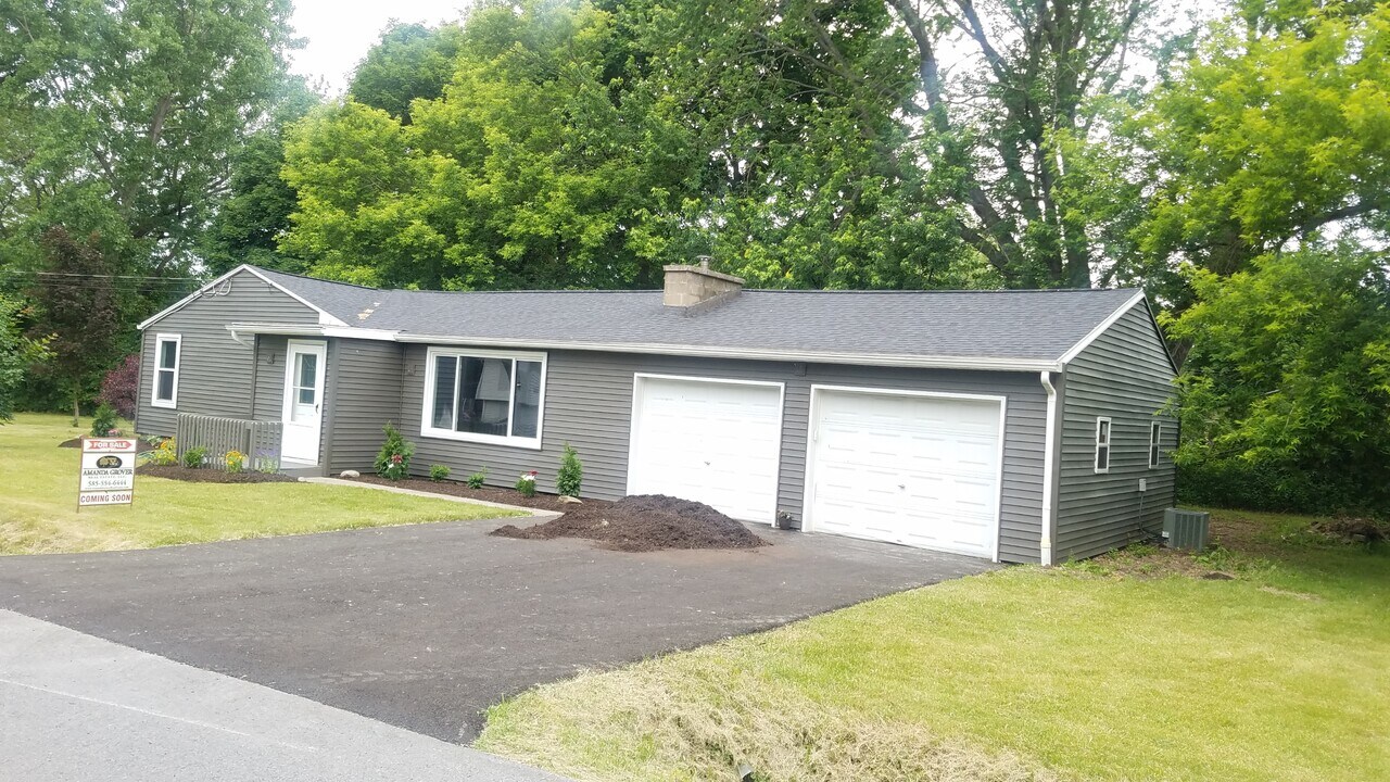 4582 Maiden Ln in Canandaigua, NY - Foto de edificio