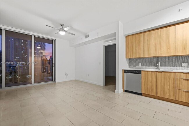 2150 N Bayshore Dr, Unit 1404 in Miami, FL - Building Photo - Building Photo