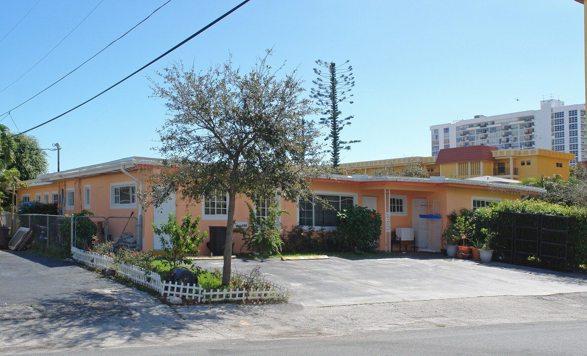 700 N Riverside Dr in Pompano Beach, FL - Building Photo