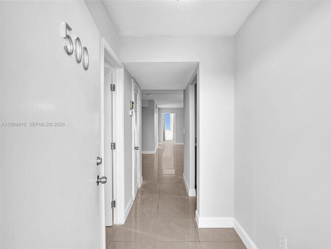 1770 NE 191st St in Miami, FL - Building Photo - Building Photo