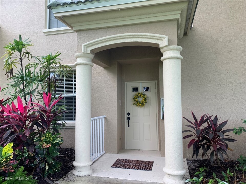 3595 Laurel Greens Ln N in Naples, FL - Building Photo