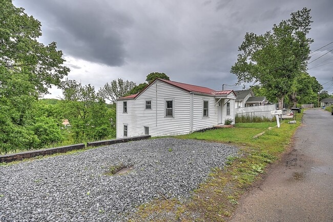317 Mill St in Bluff City, TN - Building Photo - Building Photo