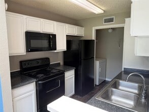 8579 Sands Point Dr in Houston, TX - Building Photo - Building Photo