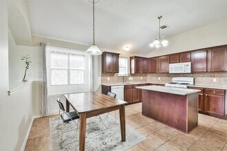 2205 Day Dr in Pearland, TX - Foto de edificio - Building Photo