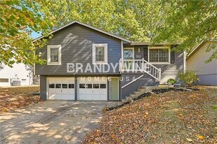 941 NE Bristol Dr in Lee's Summit, MO - Building Photo