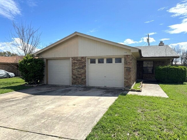 704 Lisa Ln