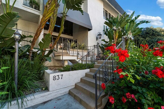 837 N W Knoll Dr in West Hollywood, CA - Building Photo - Building Photo