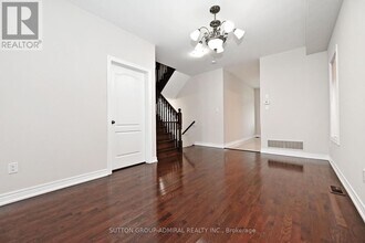 110 Southdown Ave in Vaughan, ON - Building Photo - Building Photo