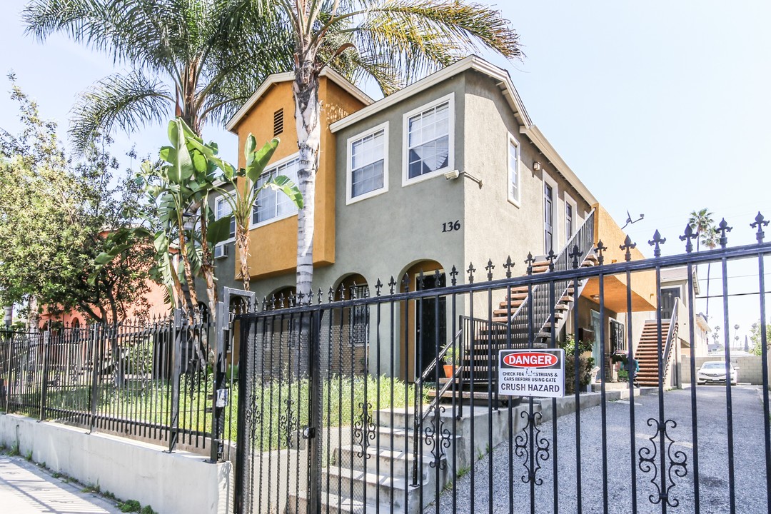 136 N Mariposa Ave in Los Angeles, CA - Foto de edificio