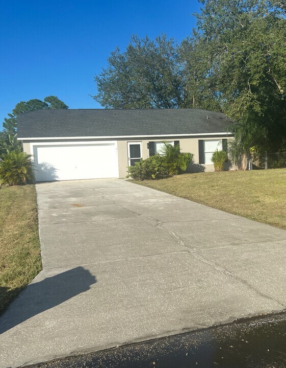 611 Seaport Ter SE in Palm Bay, FL - Foto de edificio