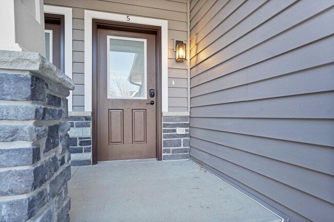 118 Eiche Dr in Slinger, WI - Building Photo - Building Photo