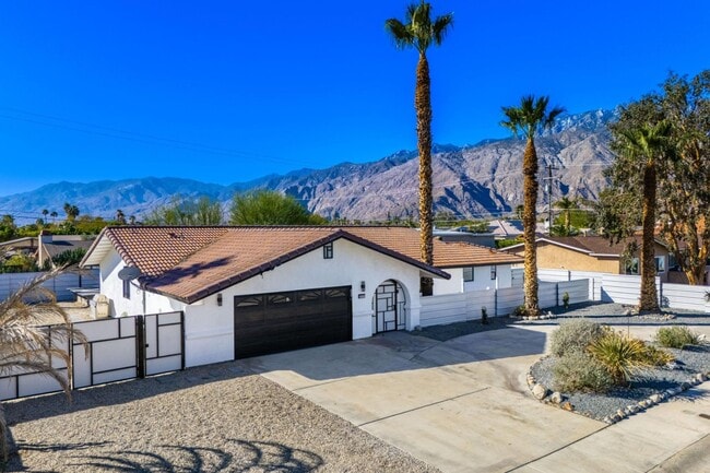 2171 E Francis Dr in Palm Springs, CA - Building Photo - Building Photo