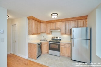 5 Grove St, Unit 2 in Boston, MA - Foto de edificio - Building Photo