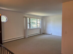 60 McLoughlin St in Glen Cove, NY - Building Photo - Building Photo