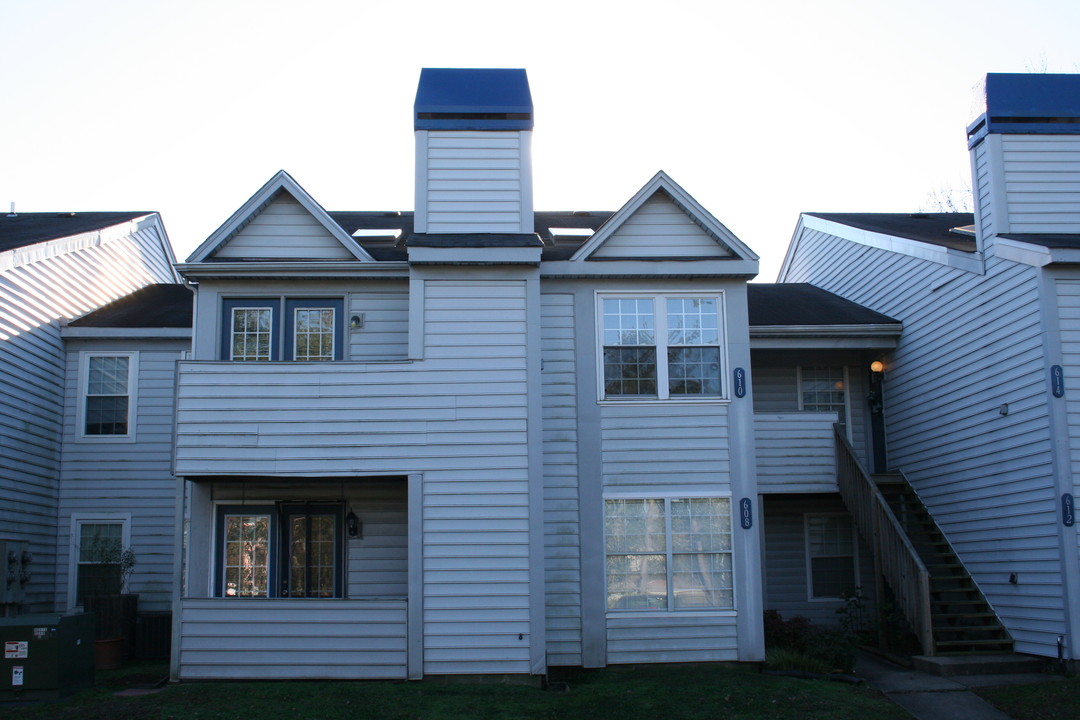 Holland Mews Condominiums in Virginia Beach, VA - Building Photo