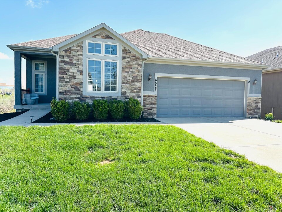 16525 Hardy St in Overland Park, KS - Building Photo