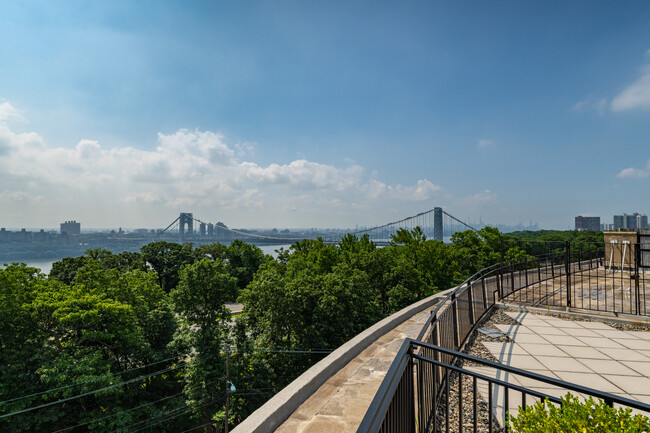 2400 Hudson Ter in Fort Lee, NJ - Building Photo - Building Photo