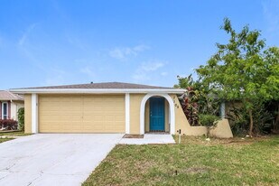 7105 Sonata Dr in Port Richey, FL - Building Photo