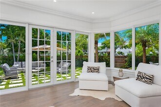 2575 Pine Tree Dr in Miami Beach, FL - Building Photo - Building Photo