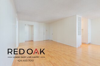 319 S Clark Dr in Los Angeles, CA - Building Photo - Building Photo