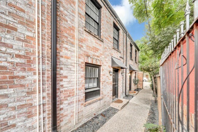 2610 Whitney St, Unit 2614 in Houston, TX - Foto de edificio - Building Photo