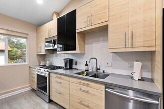 11429 Dona Pegita Dr, Unit 11427 in Studio City, CA - Building Photo - Building Photo