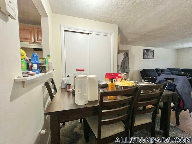 26 Allston St, Unit 11 in Boston, MA - Foto de edificio - Building Photo