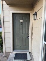 8100 Creekbend Dr in Houston, TX - Building Photo