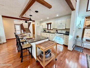 811 Paddock Ct in Hawley, PA - Building Photo - Building Photo