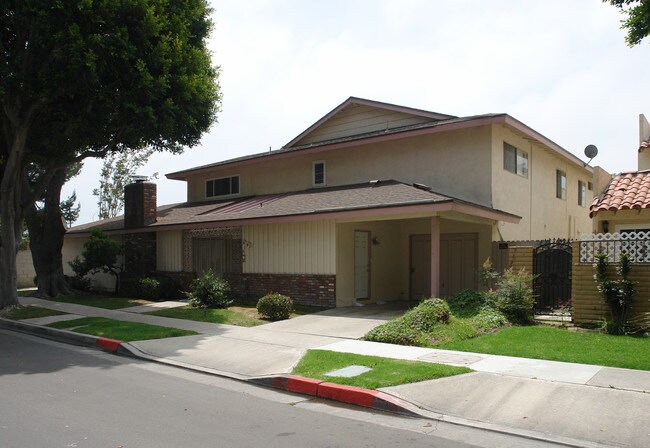 8182 La Paz Dr in Huntington Beach, CA - Foto de edificio - Building Photo