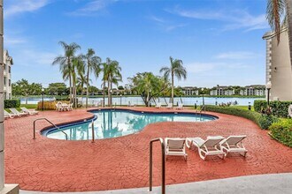 2831 N Oakland Forest Dr in Oakland Park, FL - Building Photo - Building Photo