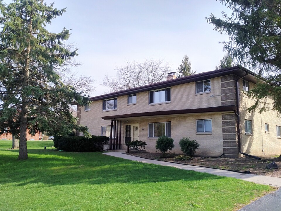 15315 Marilyn Dr in Elm Grove, WI - Building Photo