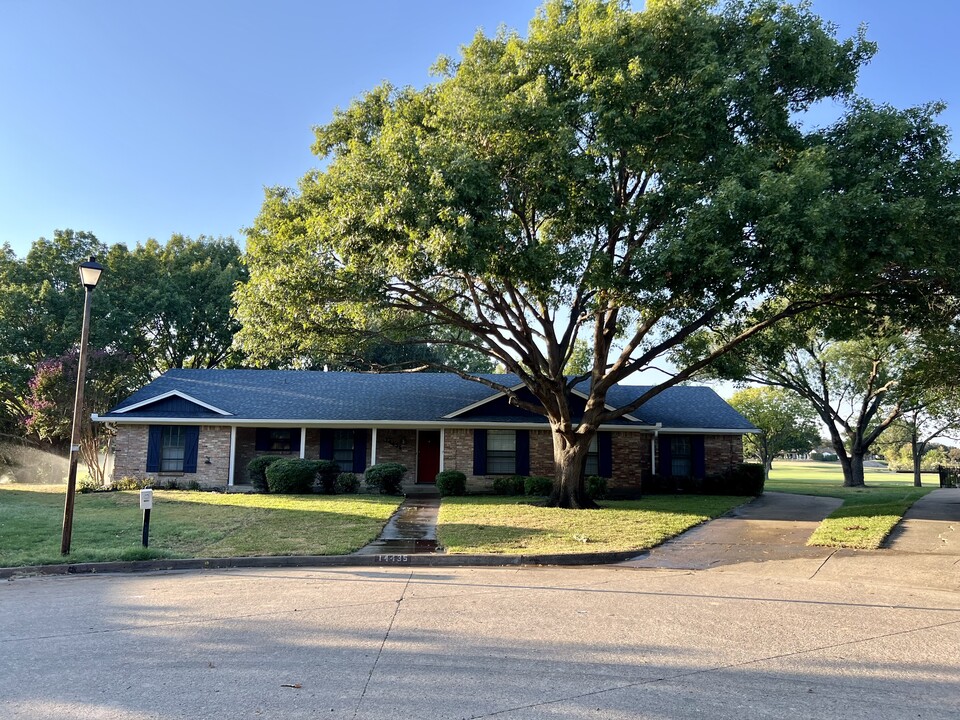 14435 Valley Hi Cir in Farmers Branch, TX - Foto de edificio