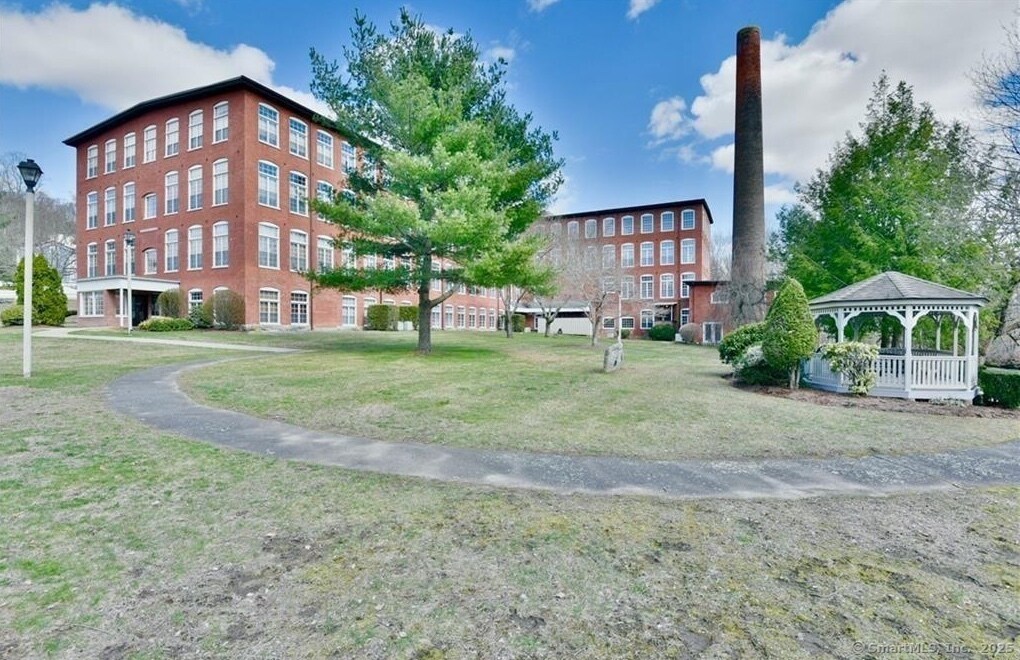 45 Main St in Plainfield, CT - Building Photo