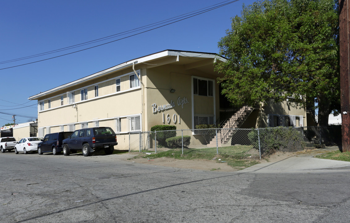 1601 N Bulls in Compton, CA - Foto de edificio