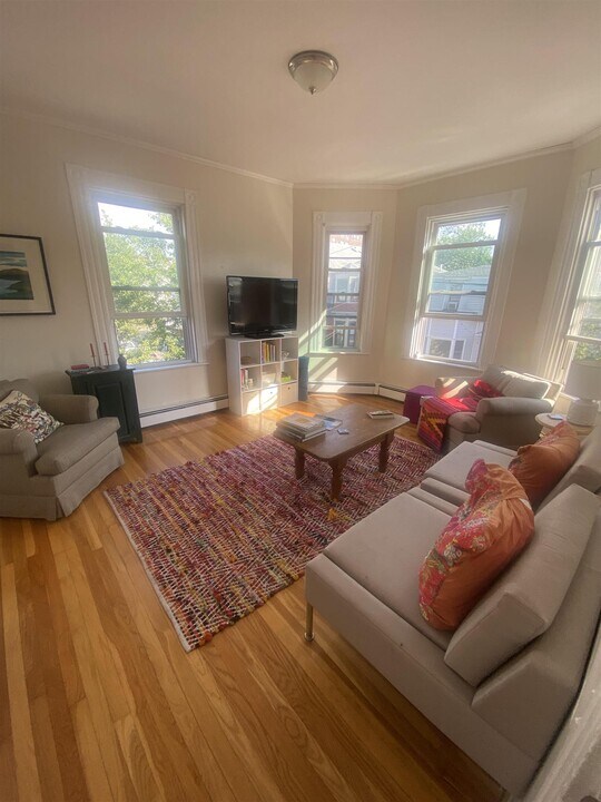 9 Houghton St, Unit 3 in Somerville, MA - Building Photo