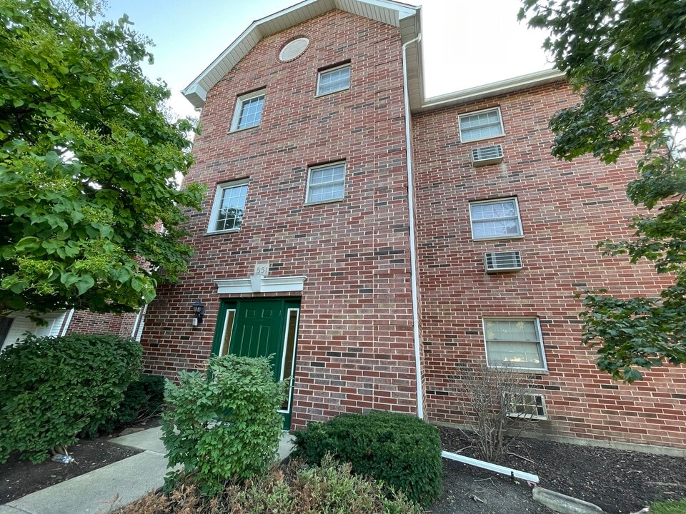 551 Leah Ln in Woodstock, IL - Foto de edificio