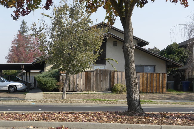 3318 R St in Merced, CA - Foto de edificio - Building Photo