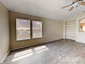 242 Hallie Pass in San Antonio, TX - Foto de edificio - Building Photo