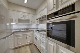 2601 Bellefontaine, Unit A203 in Houston, TX - Building Photo - Building Photo