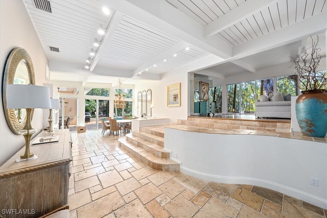210 Central Ave in Naples, FL - Building Photo