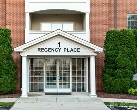 325 Regency Pl in Woodbridge Township, NJ - Building Photo - Building Photo