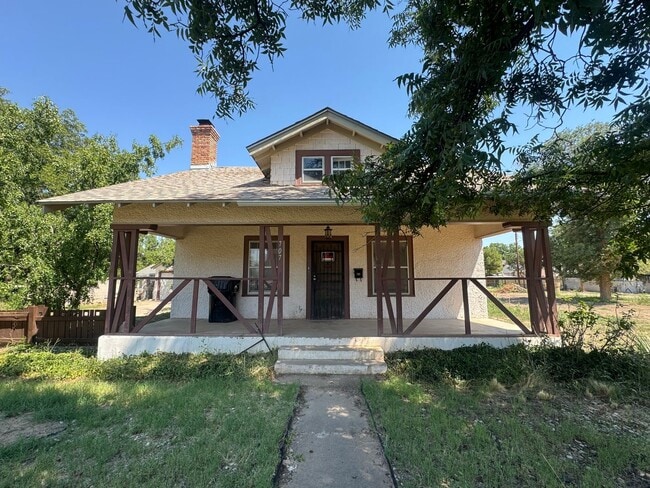 property at 707 W 5th St